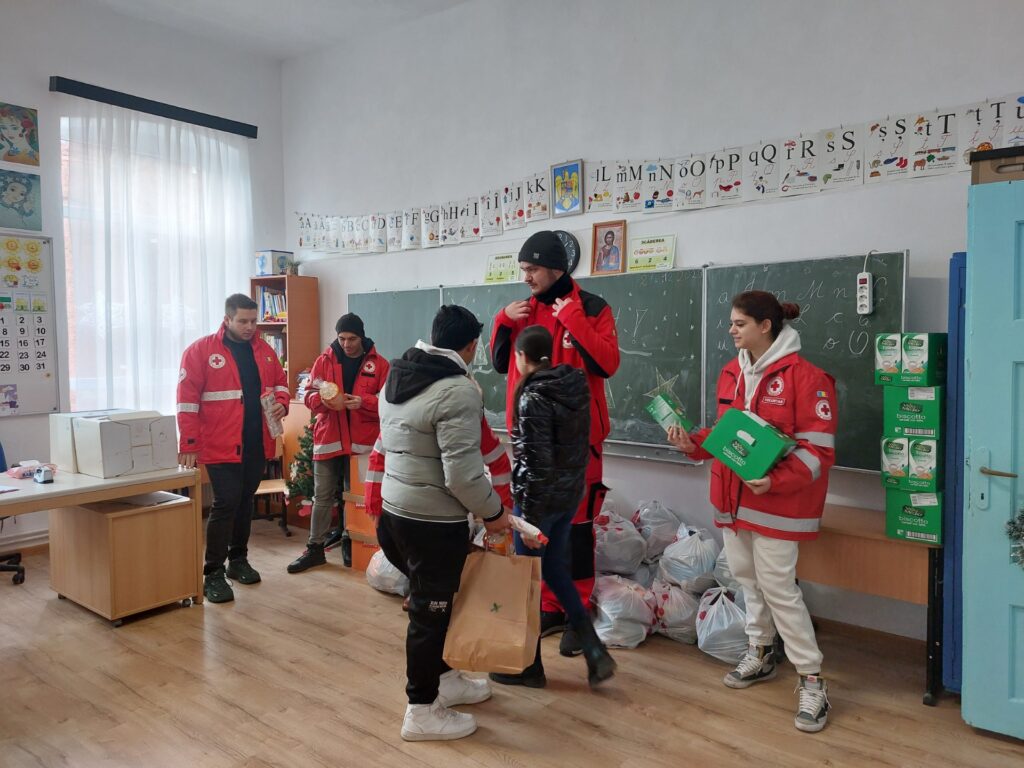 peste 500 de persoane din șapte localități ale județului au primit daruri de la crucea roșie sibiu (foto)