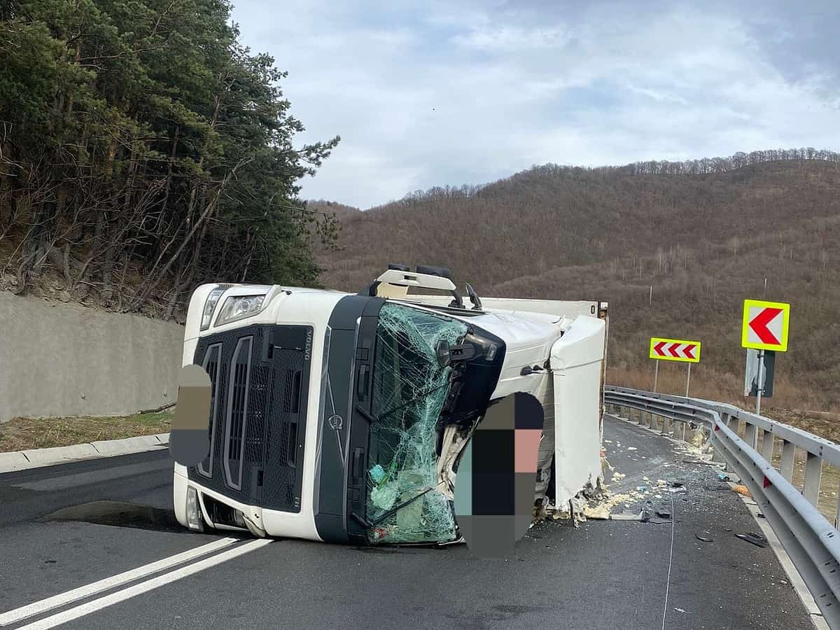 șoferul tir-ului răsturnat pe valea oltului era băut. trafic alternativ la boița (update)