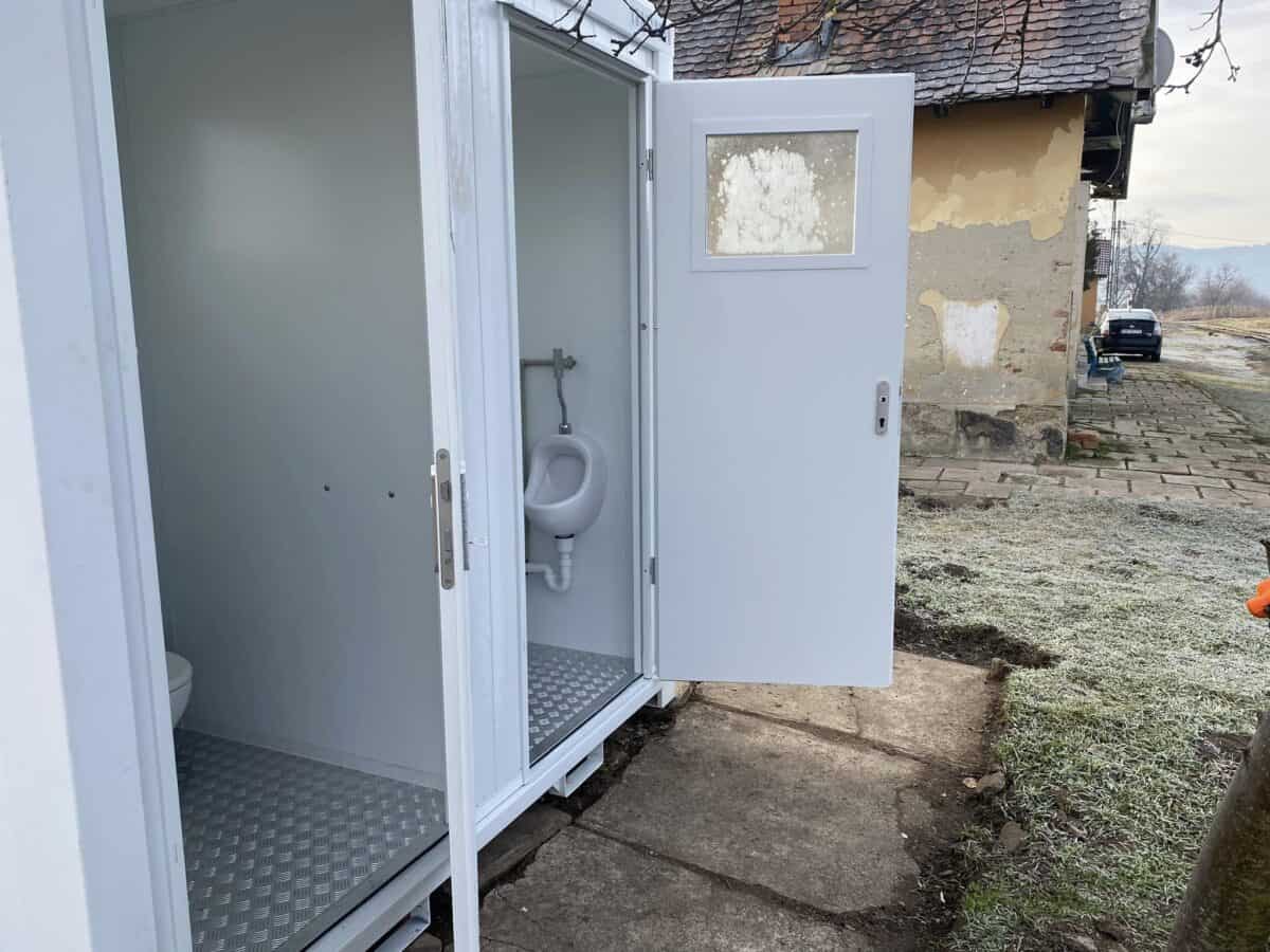 prima toaletă modernă de pe traseul mocăniței de pe valea hârtibaciului amplasată în stația cornățel