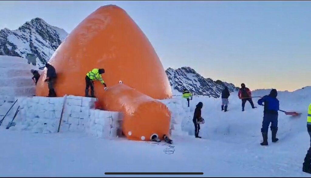 vreme bună de construit la bâlea lac. lucrările la hotelul de gheață au fost reluate, promițând o experiență art & ice memorabilă