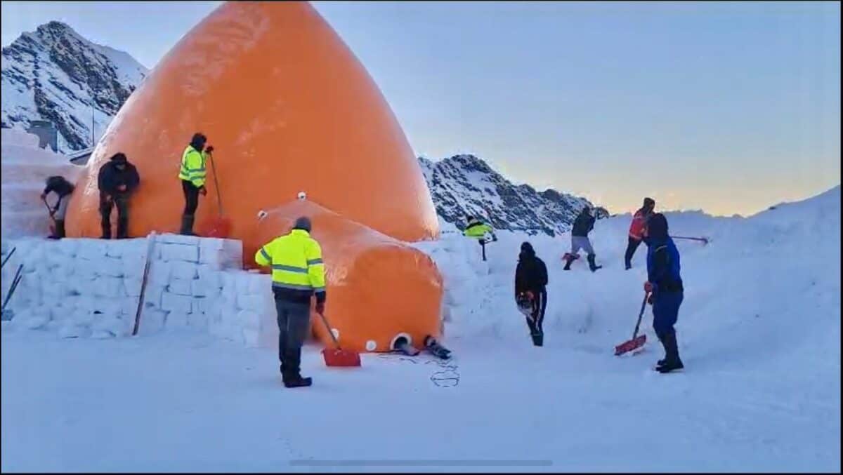 vreme bună de construit la bâlea lac. lucrările la hotelul de gheață au fost reluate, promițând o experiență art & ice memorabilă