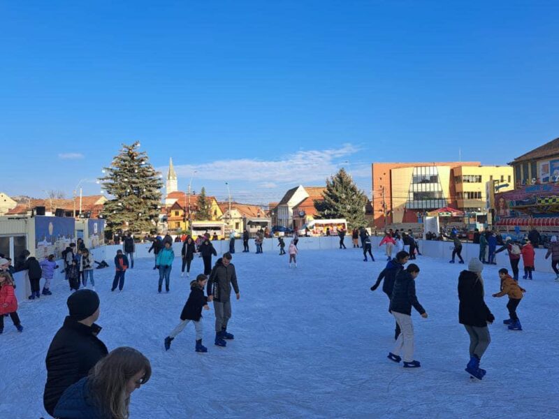 Veste bună pentru medieșeni. Patinoarul mai rămâne deschis încă câteva zile (video)