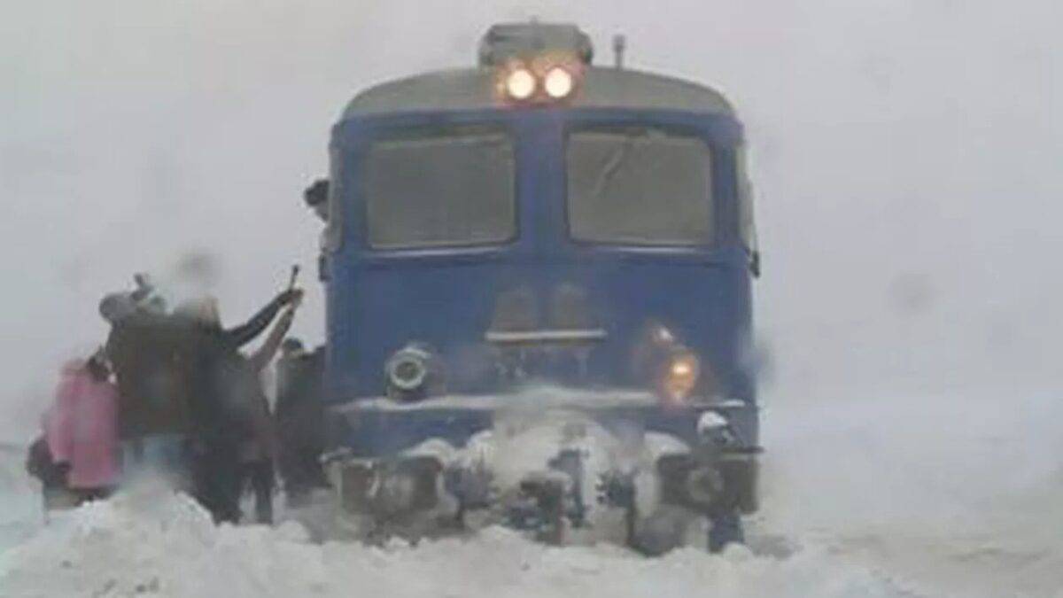 zeci de trenuri au întârzieri și mai mai multe curse anulate în românia, din cauza ninsorilor și viscolului