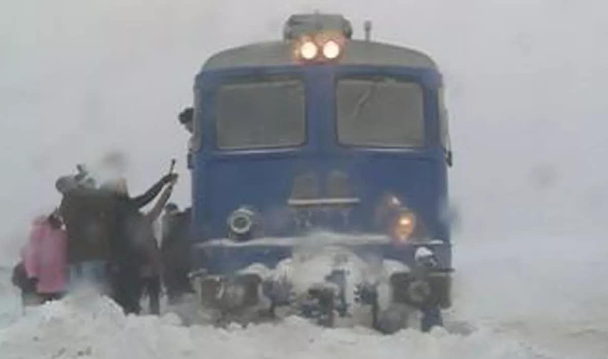 zeci de trenuri au întârzieri și mai mai multe curse anulate în românia, din cauza ninsorilor și viscolului