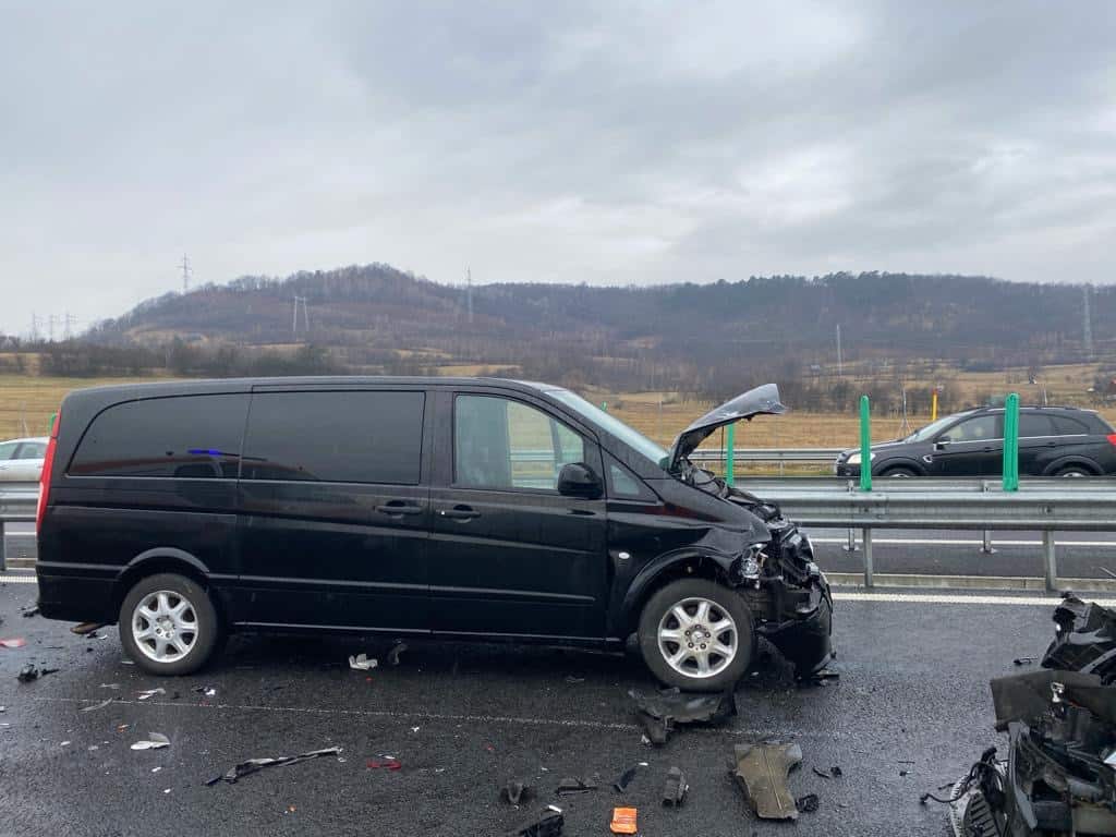 accident cu 6 autoturisme și 4 răniți pe autostrada a1 în apropiere de boița (update foto)