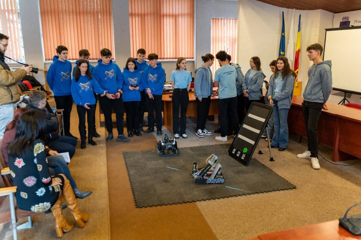 întâlnire a echipelor de robotică ale liceului teoretic „roth – oberth“ la sediul primăriei municipiului mediaș