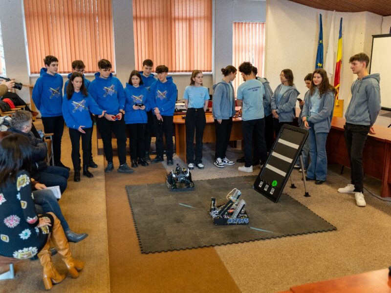 întâlnire a echipelor de robotică ale liceului teoretic „roth – oberth“ la sediul primăriei municipiului mediaș
