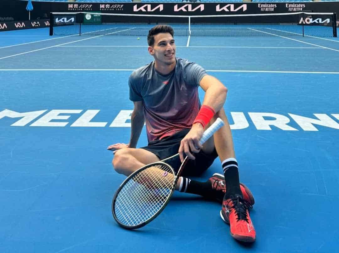 Sibianul Victor Cornea colecționează poze înainte de Australian Open. Selfie alături de iubita sa, cu Paula Badosa și Stefanos Tsitsipas