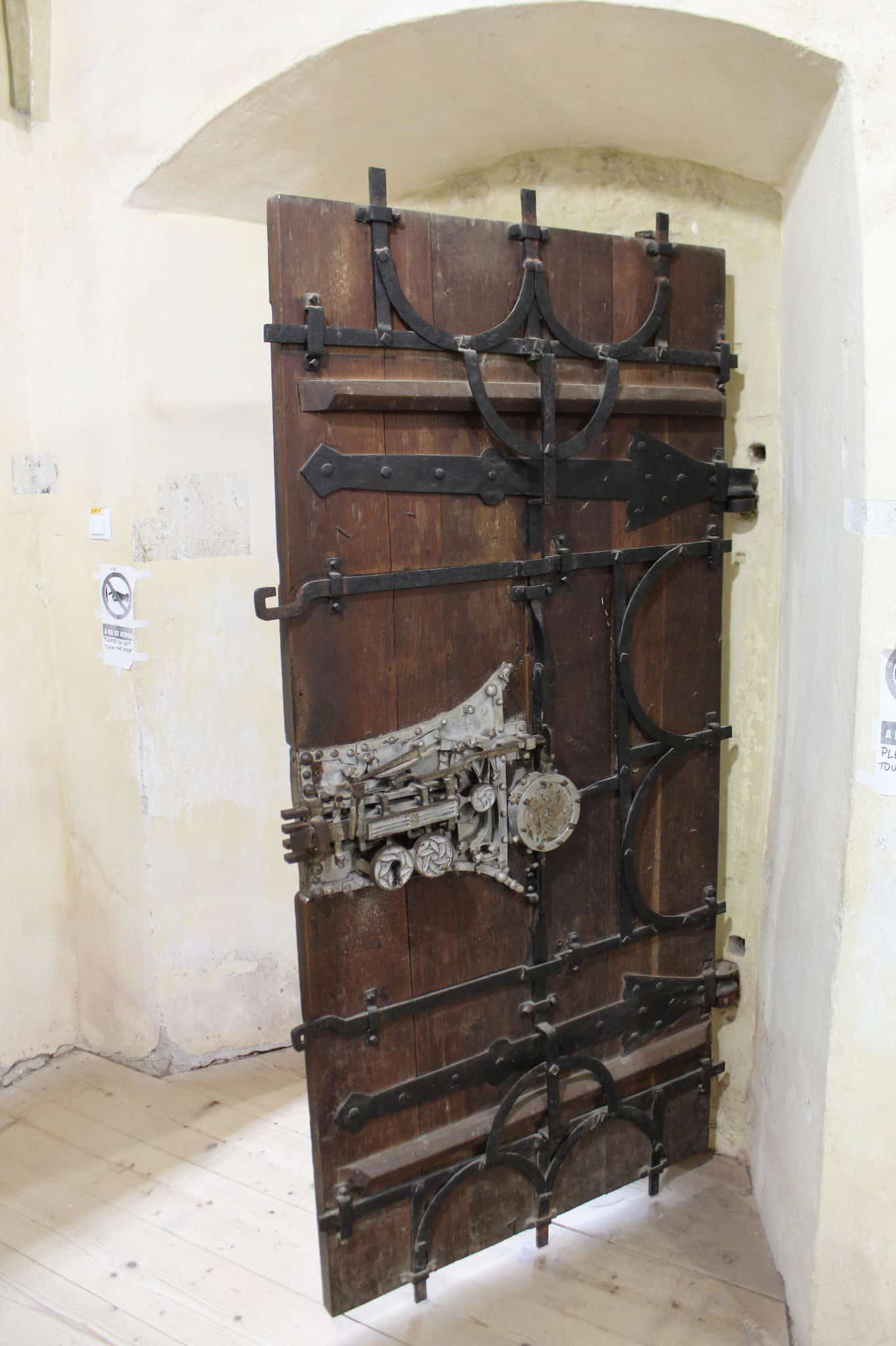 ușa bisericii fortificate din biertan, o bijuterie medievală care a uimit lumea (foto)