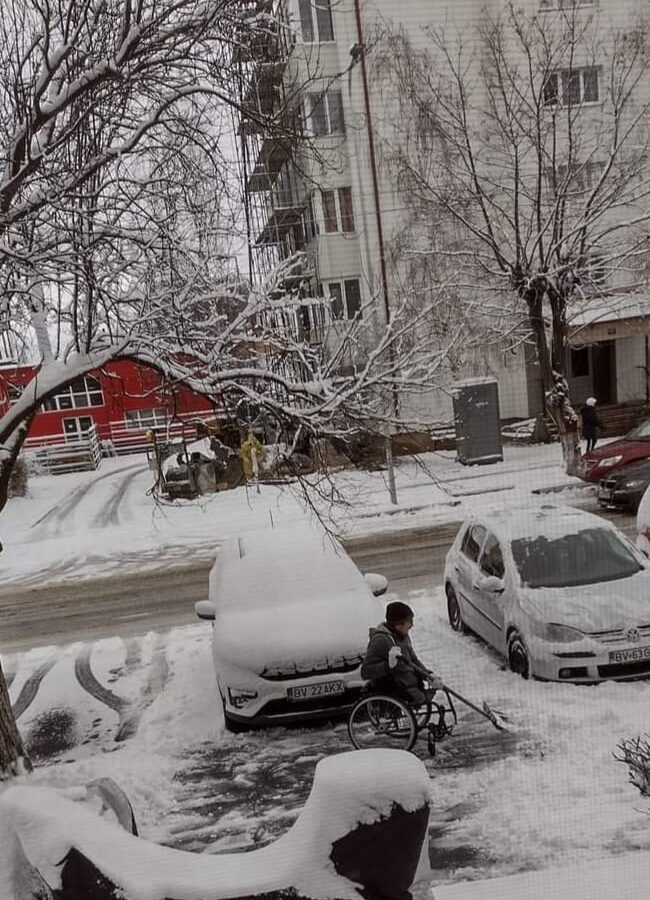 gestul emoționant al unui bărbat fără picioare din făgăraș. a curățat zăpada de pe mașinile vecinilor