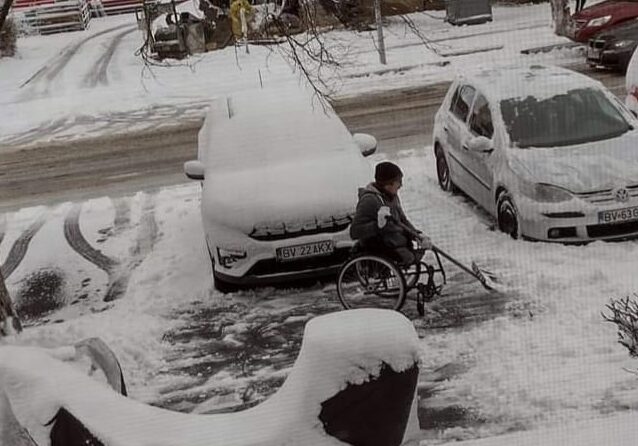 gestul emoționant al unui bărbat fără picioare din făgăraș. a curățat zăpada de pe mașinile vecinilor