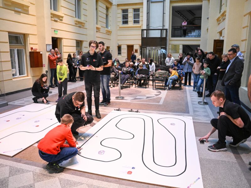 concurs inedit în curtea interioară a primăriei. protagoniști, roboți creați de 20 de elevi din sibiu (foto)