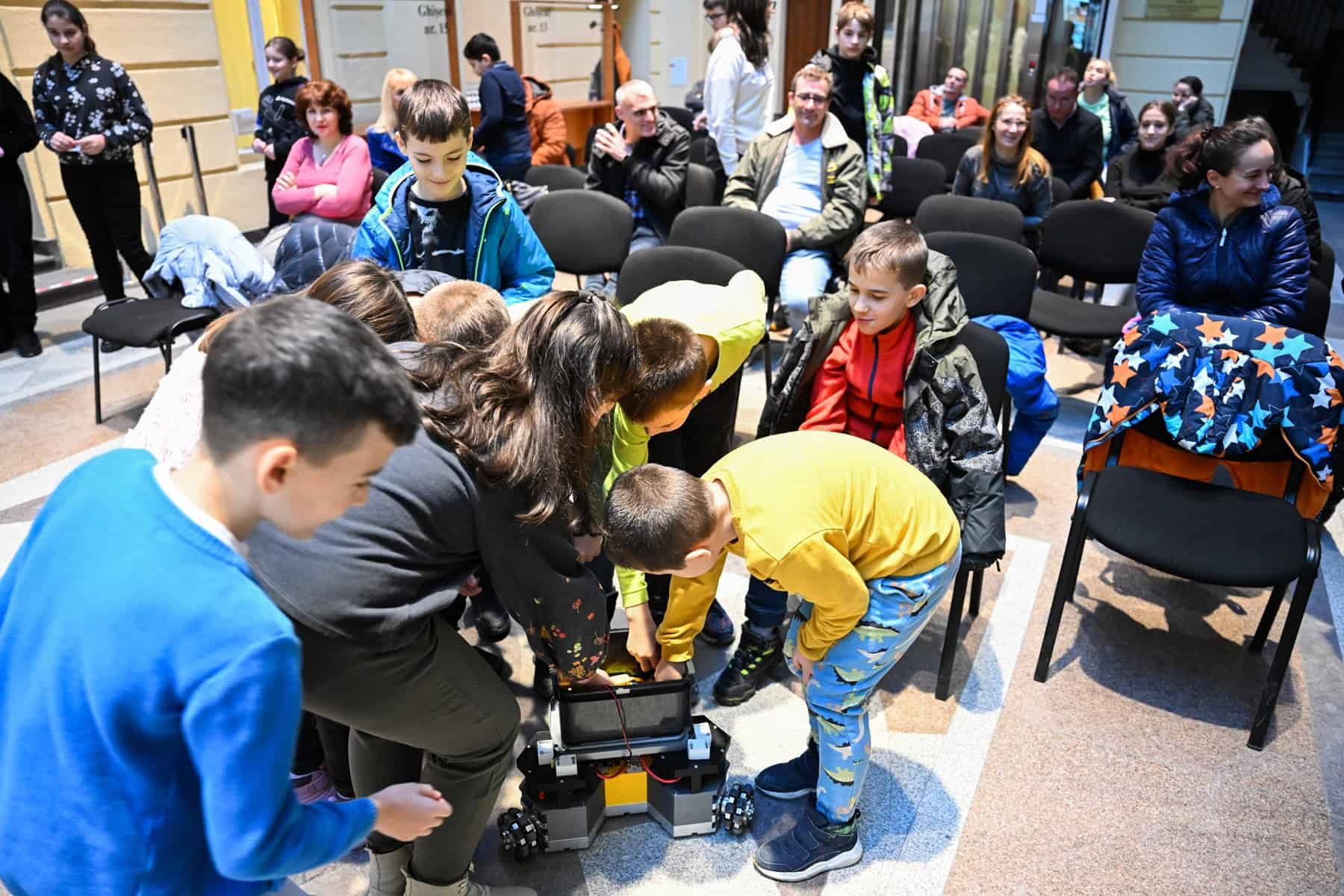 concurs inedit în curtea interioară a primăriei. protagoniști, roboți creați de 20 de elevi din sibiu (foto)