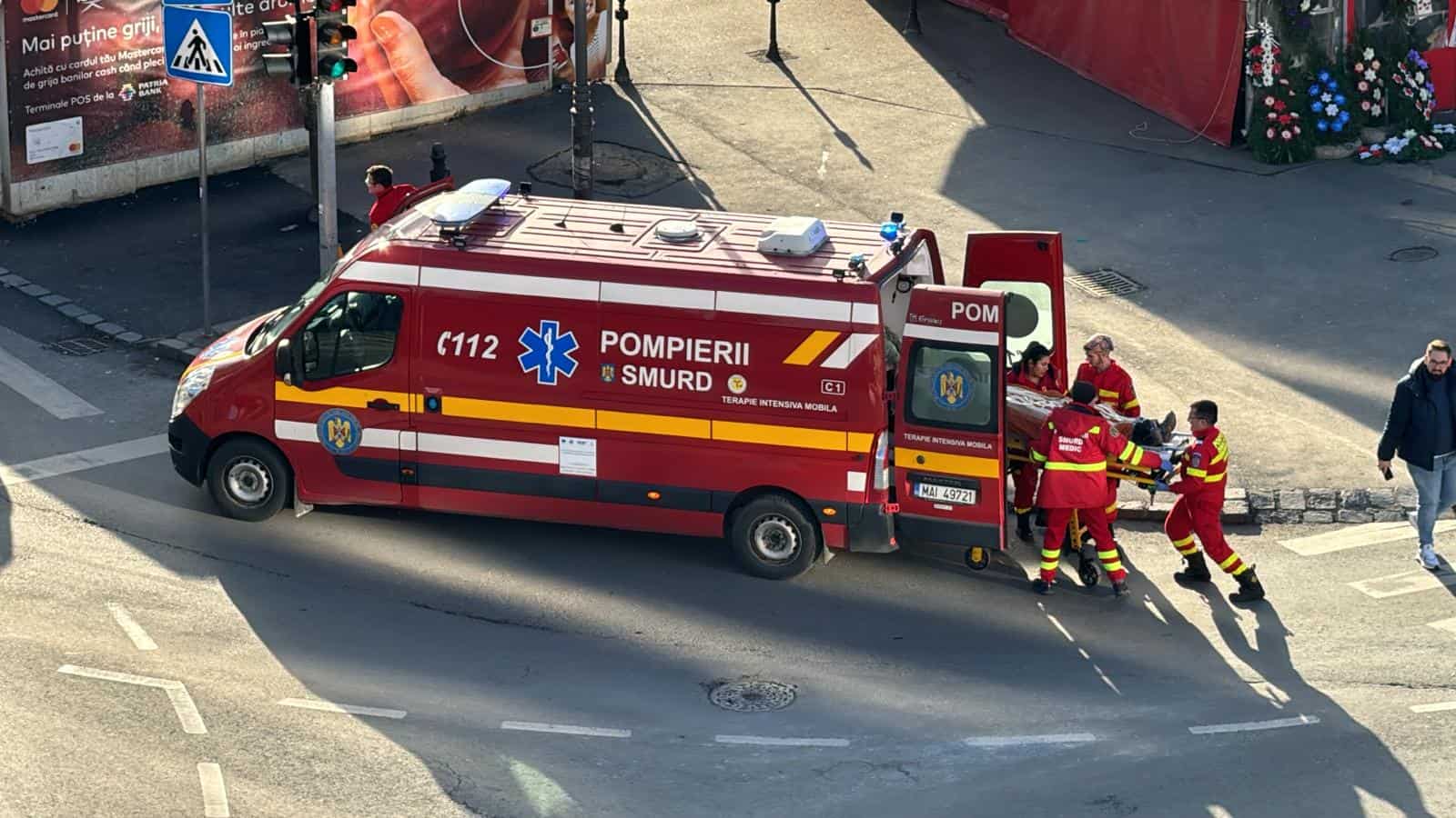 forfotă în piața cibin. bărbat rupt de beat, preluat de o ambulanță smurd (video, foto)