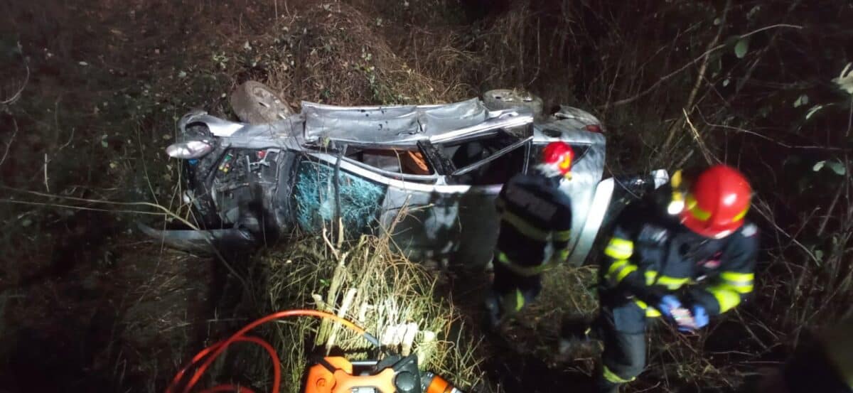 accident cu 6 victime pe dn1 la hula bradului. șoferul mașinii a pierdut controlul și s-a răsturnat (foto)