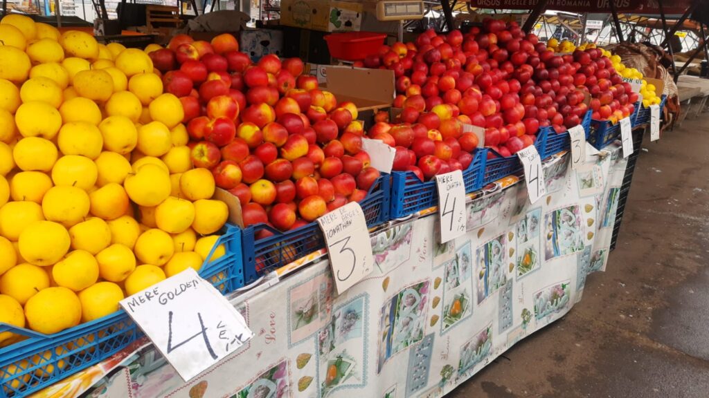 ce putem cumpăra în această perioadă din piața cibin. varză murată, mere golden și acadele cu propolis, printre “delicatese” (foto)