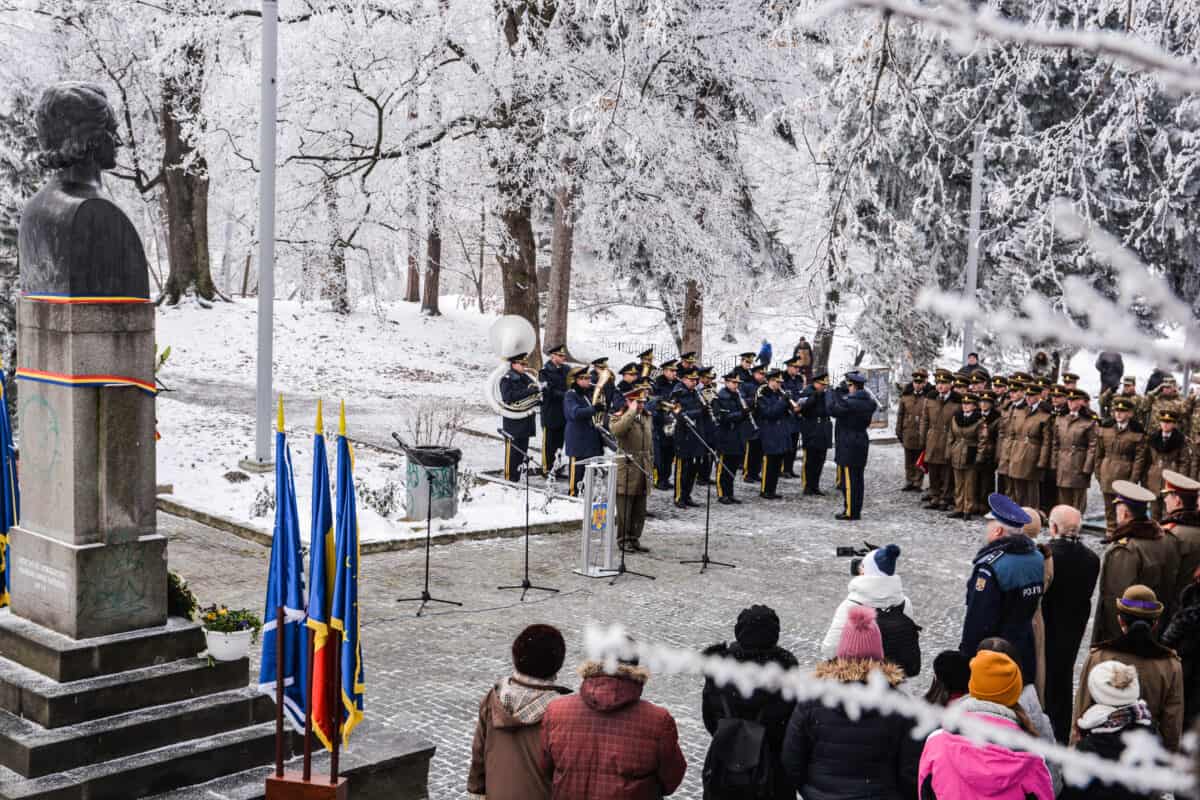 manifestare dedicată „luceafărului poeziei româneşti”, luni la statuia poetului mihai eminescu în parcul sub arini