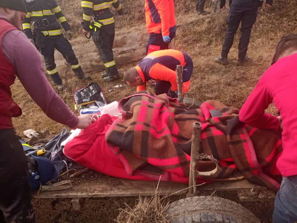 sibian luat cu elicopterul smurd din pădure de la giacăș. i-a căzut un copac în cap