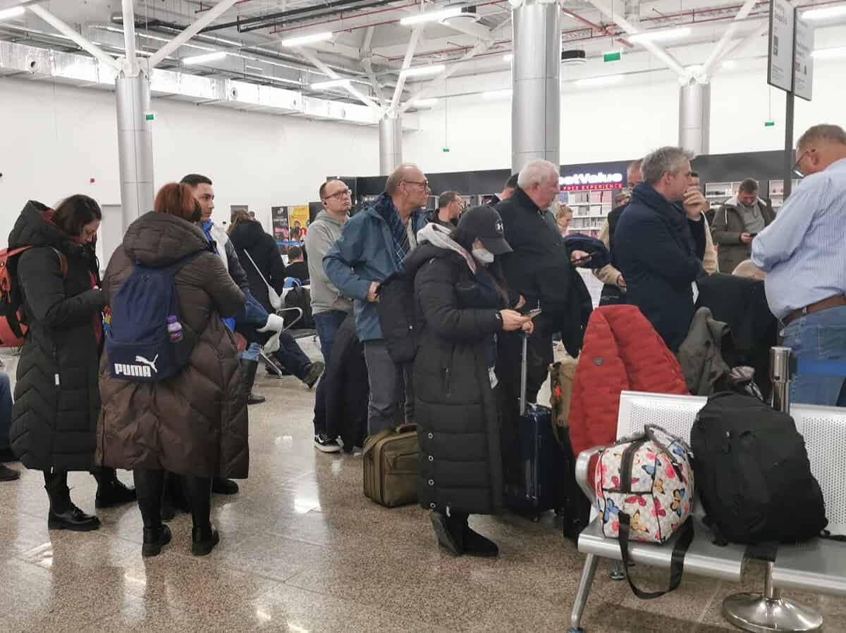 Pasagerii blocați mai bine de 12 ore pe Aeroportul din Sibiu, au ajuns în Dortmund. „Ne-au cazat la hotel peste noapte”