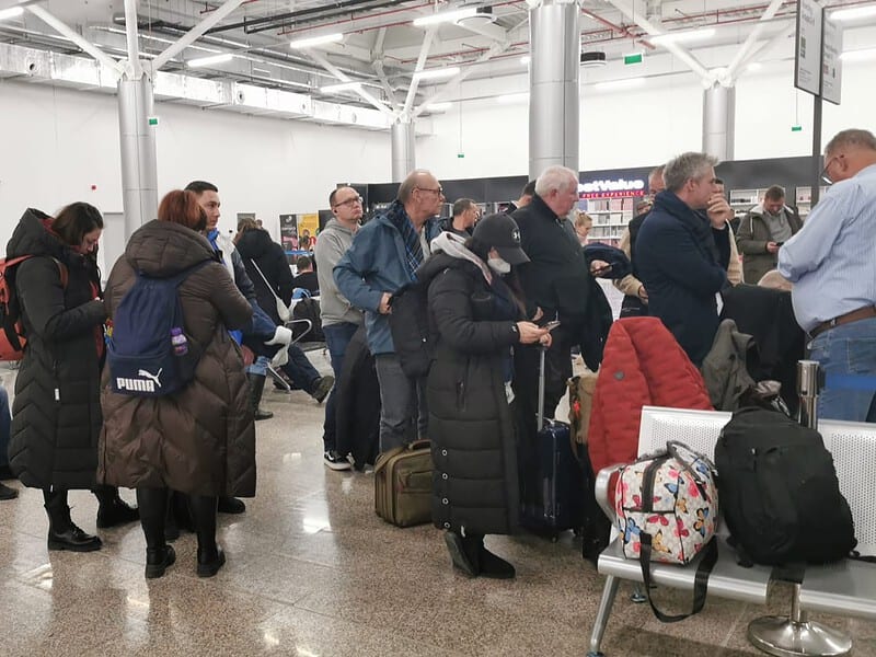 pasagerii blocați mai bine de 12 ore pe aeroportul din sibiu, au ajuns în dortmund. „ne-au cazat la hotel peste noapte”
