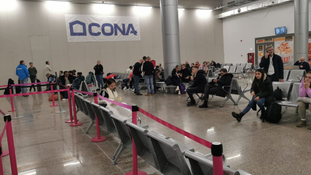 zeci de pasageri blocați de mai bine de 8 ore în aeroport la sibiu. avionul de dortmund nu a mai decolat. „ne-au zis să coborâm deoarece e defect” (video)