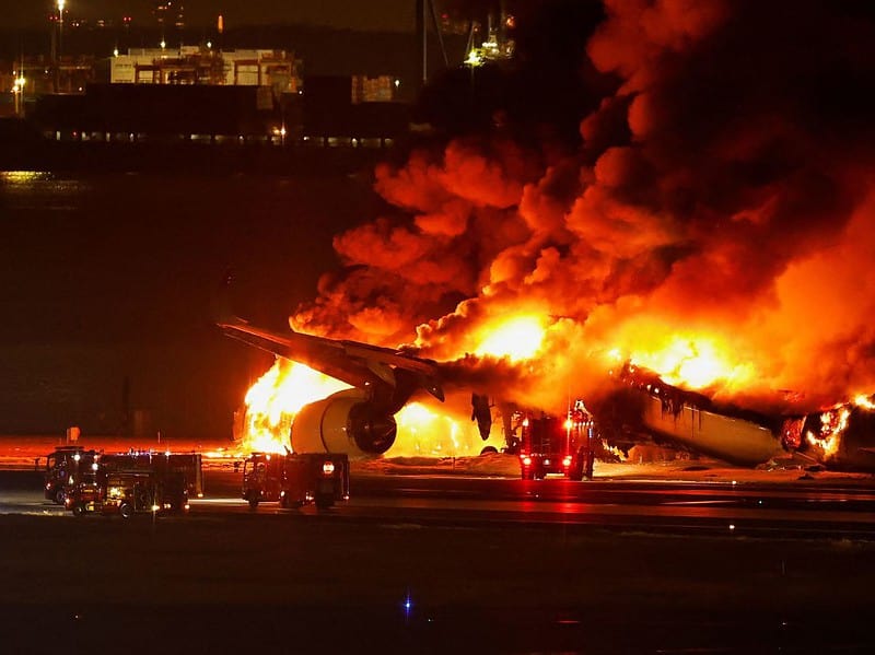 avion japan airlines cu 379 de pasageri a luat foc la aterizare după coliziunea cu alt avion (video)