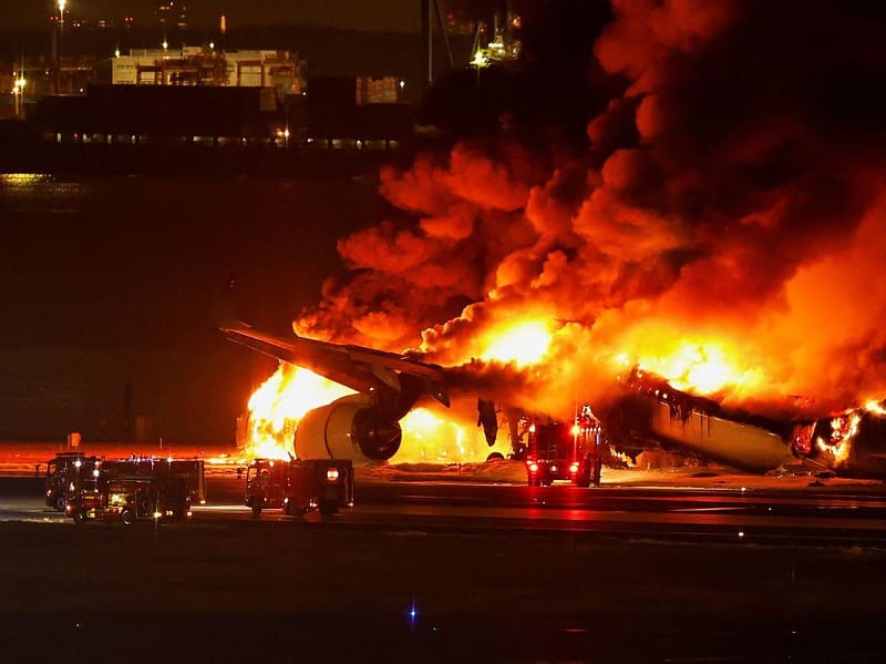 Avion Japan Airlines cu 379 de pasageri a luat foc la aterizare după coliziunea cu alt avion (video)