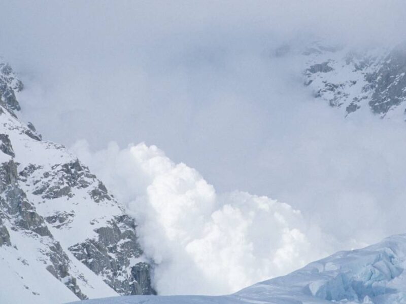 trei olandezi surprinși de o avalanșă în munții din românia. unul a murit