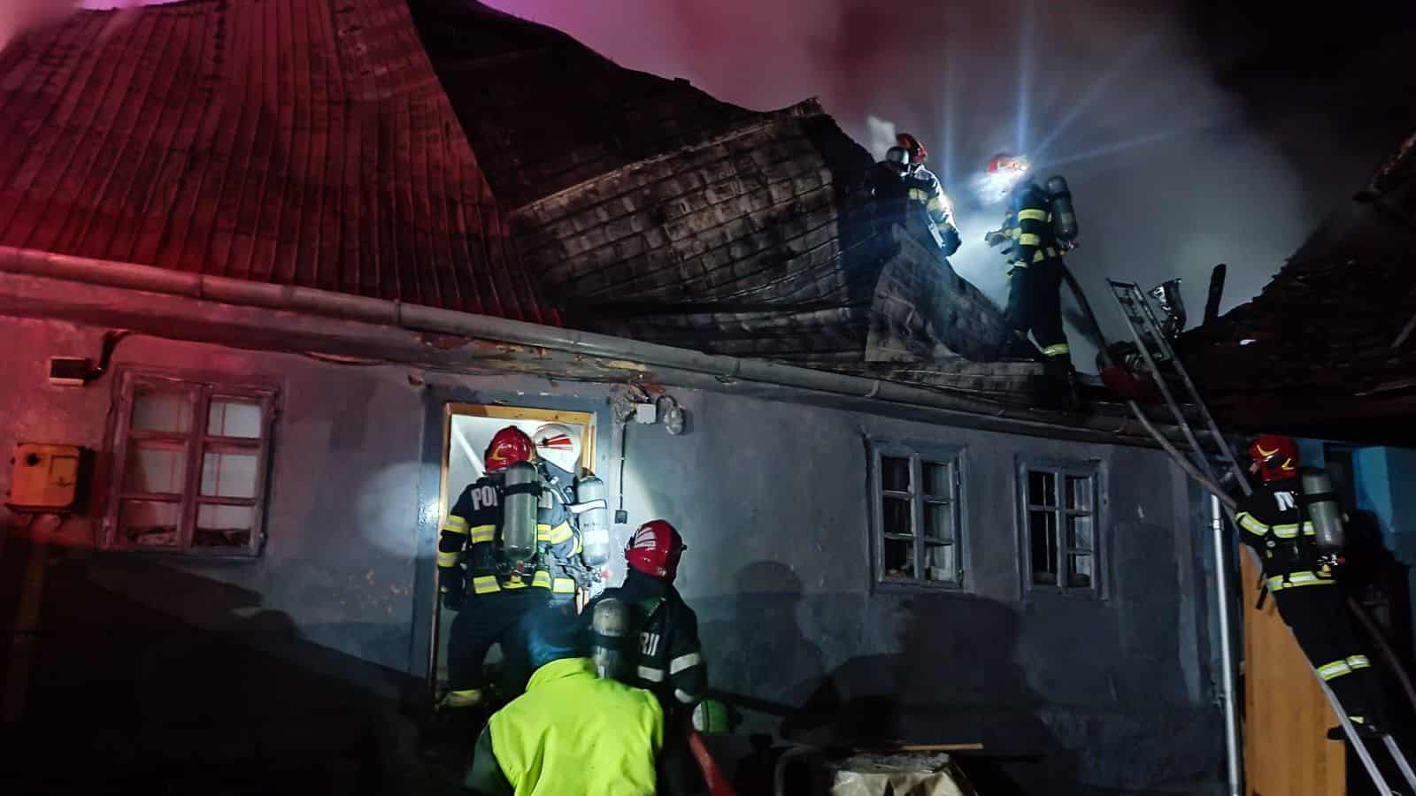 casă din rășinari cuprinsă de flăcări (video)