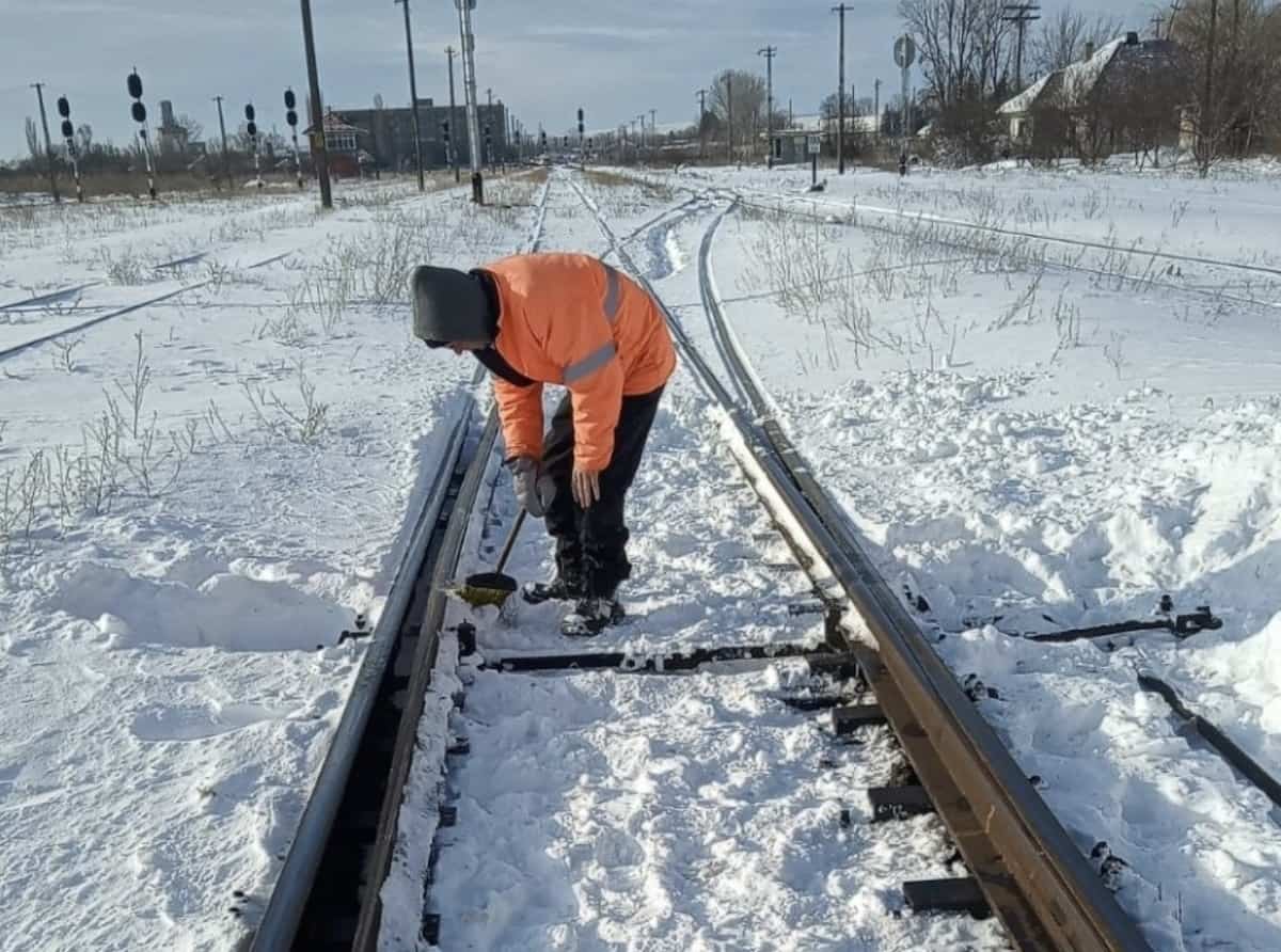 Șine de cale ferată rupte din cauza gerului, în Brașov și Craiova. Mai multe trenuri au întârziere