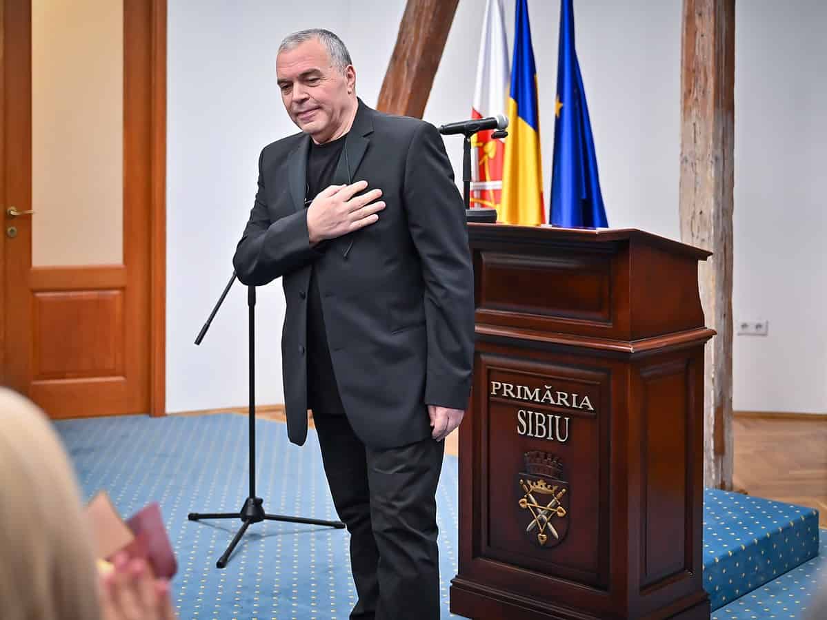 Incident la FITS: Directorul Constantin Chiriac a căzut din picioare pe Aleea Celebrităților din Parcul Cetății! (update)