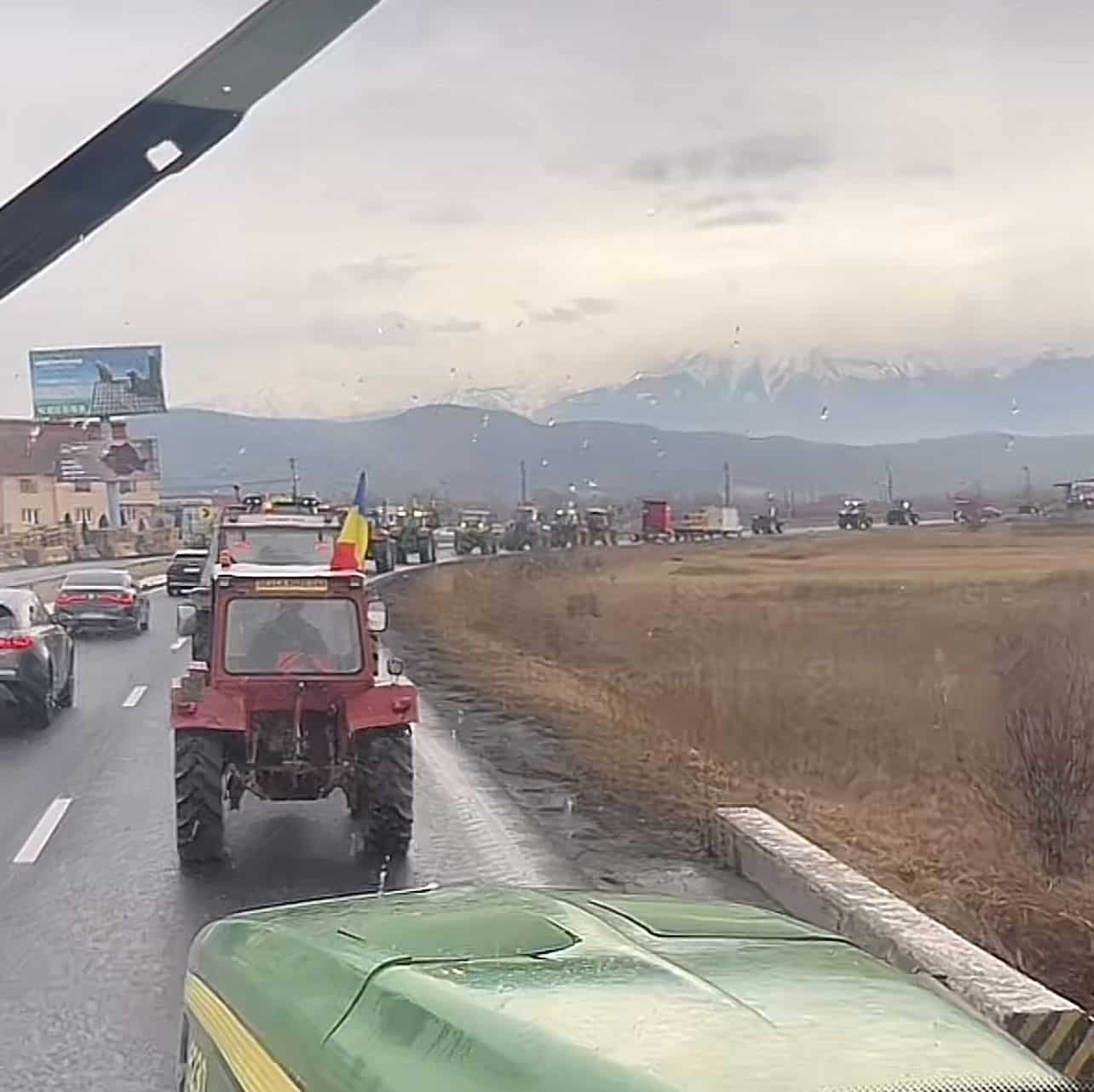 fermierii din județul sibiu nu renunță la protest. au intrat din nou cu tractoarele în municipiu (video, foto)