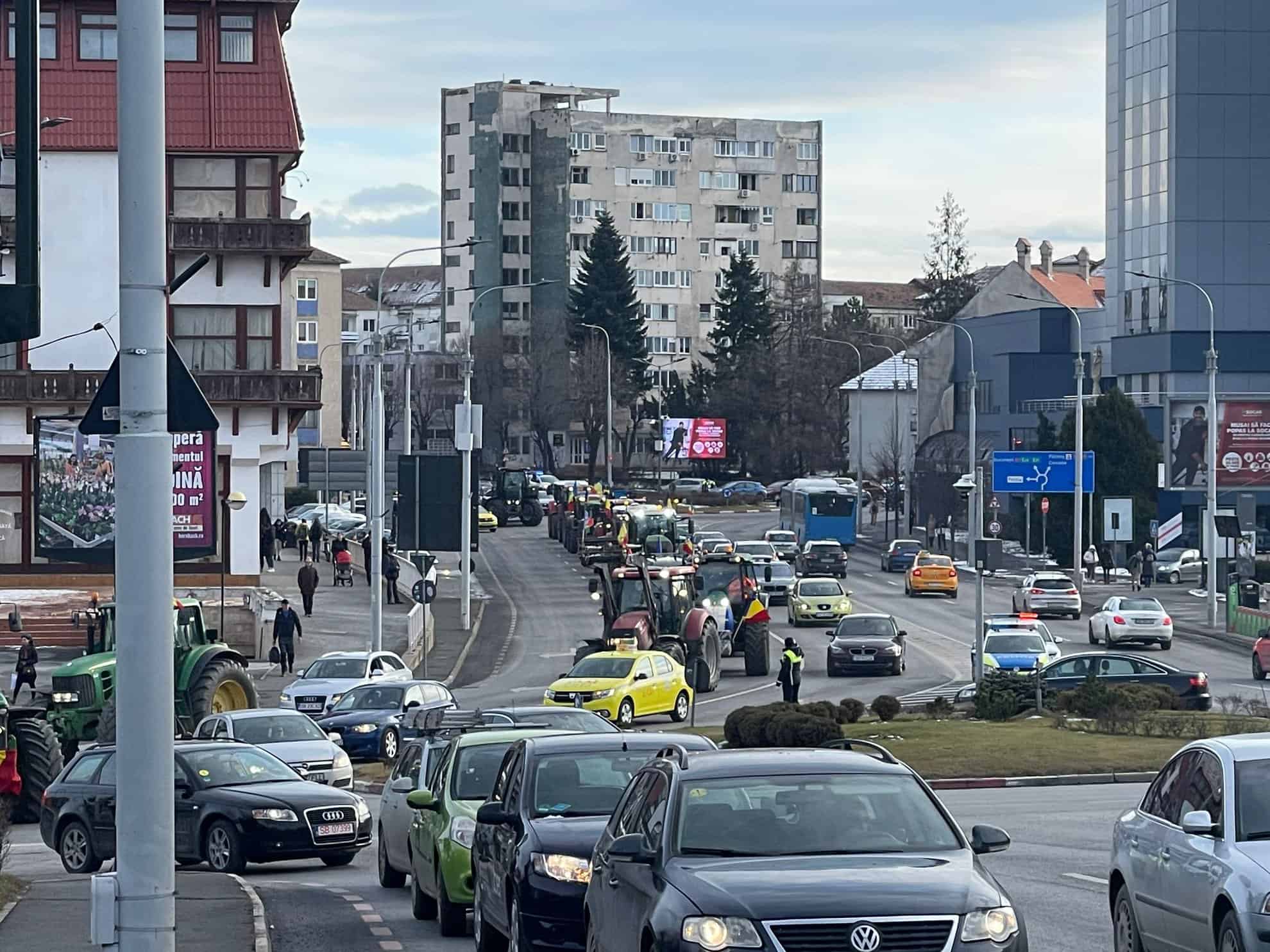 protestul fermierilor la sibiu continuă. circulă cu tractoarele pe străzile din municipiu (live text, video, foto)