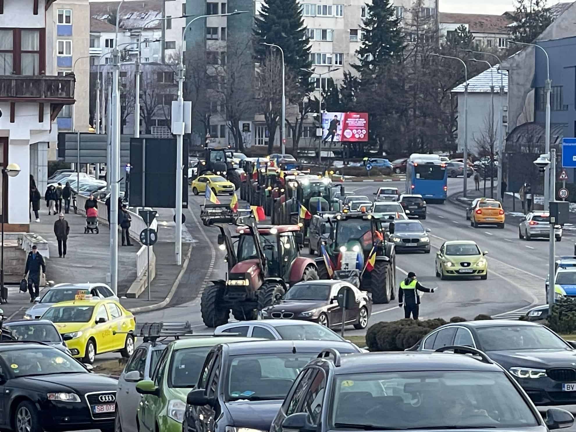 protestul fermierilor la sibiu continuă. circulă cu tractoarele pe străzile din municipiu (live text, video, foto)