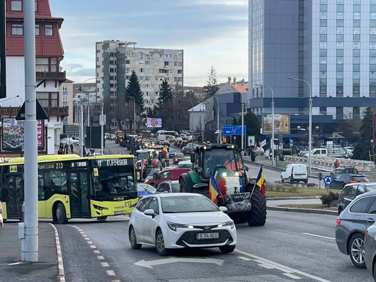 protestul fermierilor la sibiu continuă. circulă cu tractoarele pe străzile din municipiu (live text, video, foto)