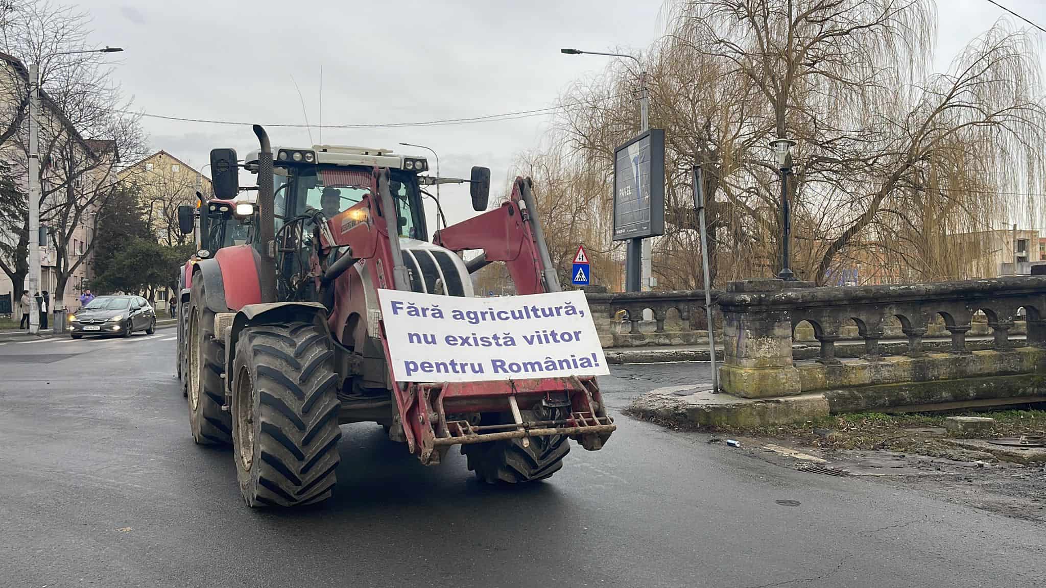 fermierii protestează și joi la sibiu. zeci de tractoare merg în coloană prin municipiu (video, foto, update)
