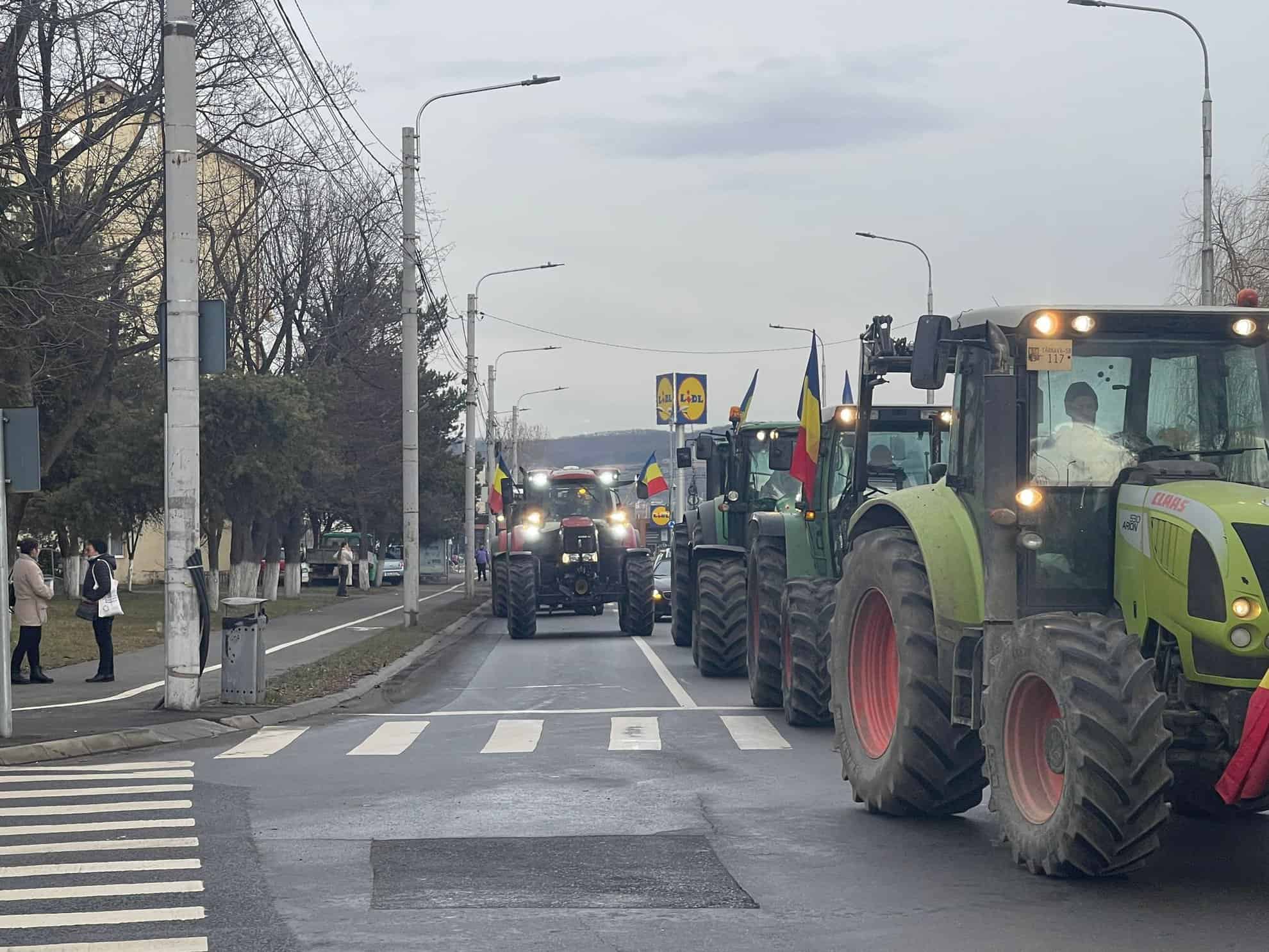 fermierii protestează și joi la sibiu. zeci de tractoare merg în coloană prin municipiu (video, foto, update)