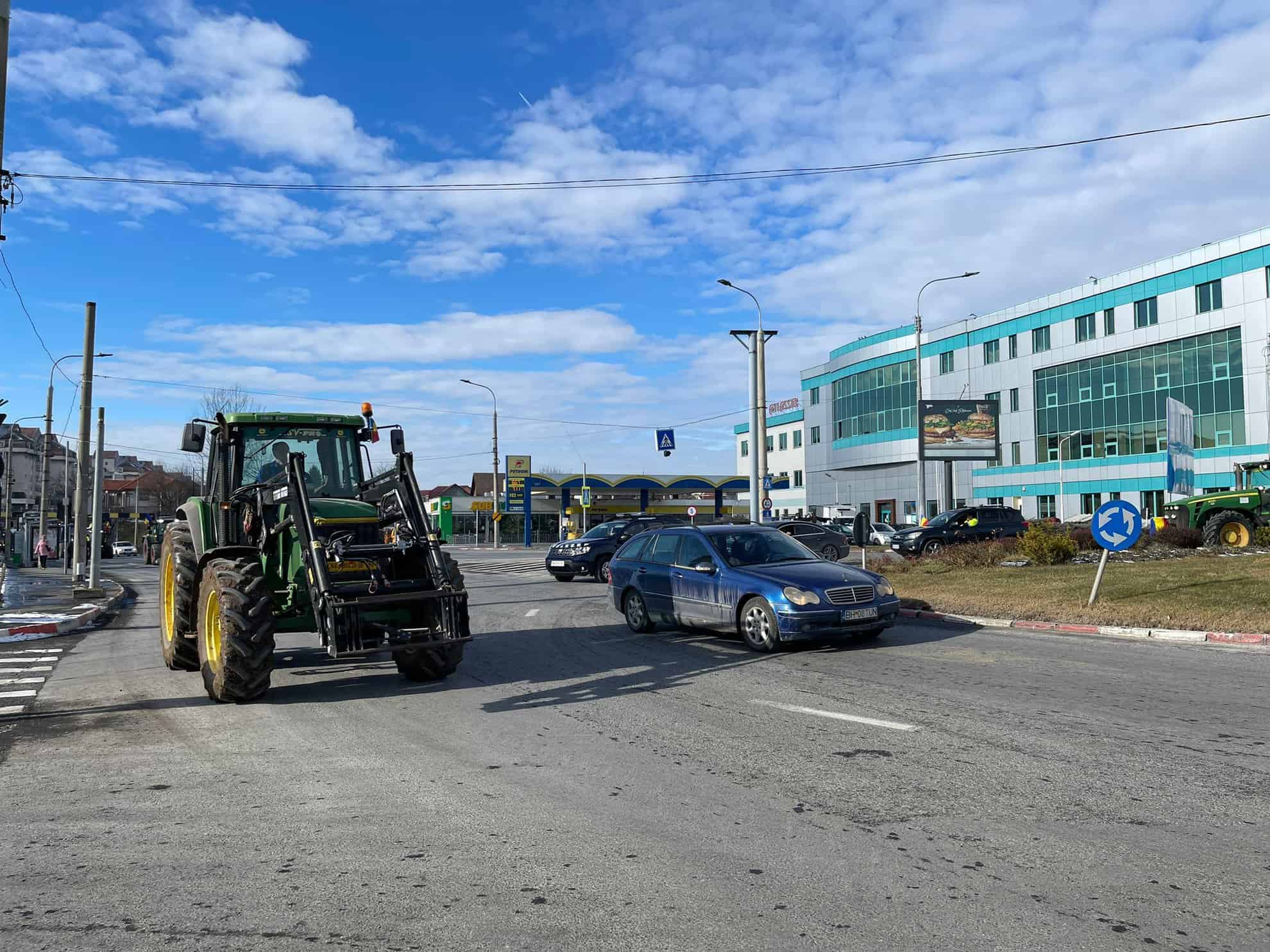 protestul fermierilor la sibiu continuă. circulă cu tractoarele pe străzile din municipiu (live text, video, foto)
