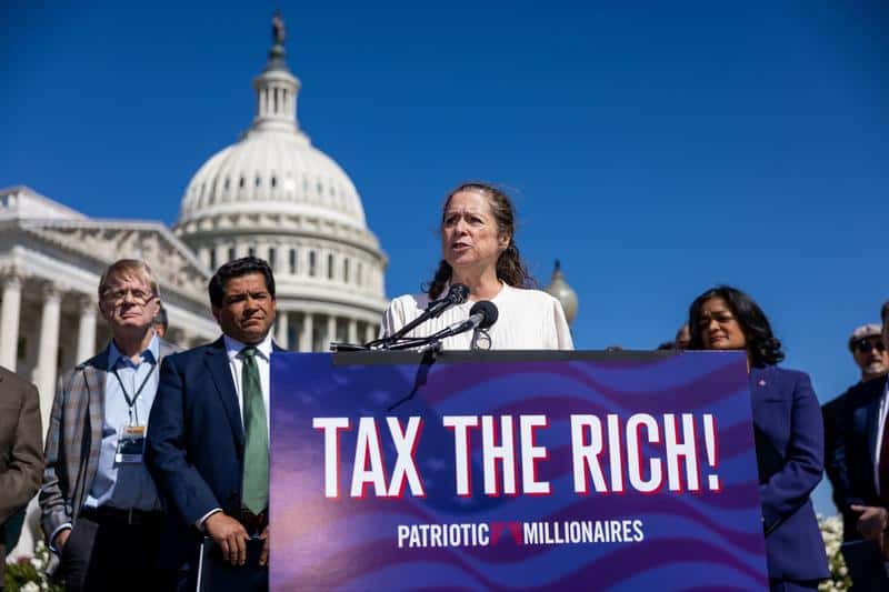 peste 250 de miliardari și milionari solicită impozite mai mari pentru bogăția extremă