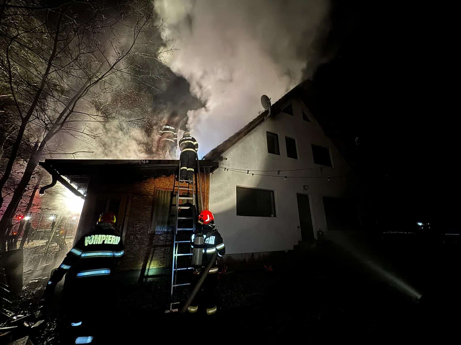 incendiu la poplaca. a luat foc o anexă dintr-o gospodărie