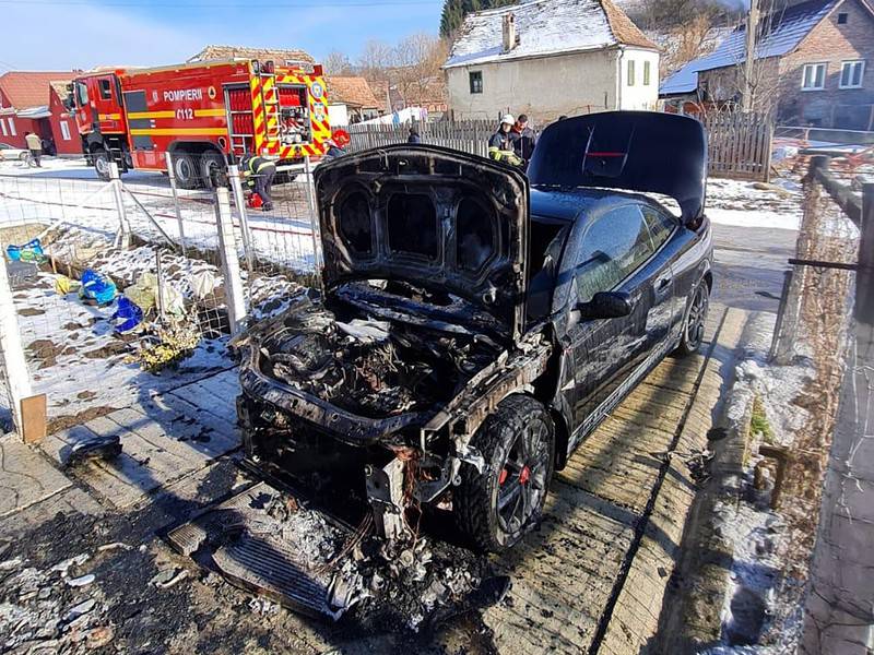 mașină distrusă într-un incendiu în localitatea pelișor
