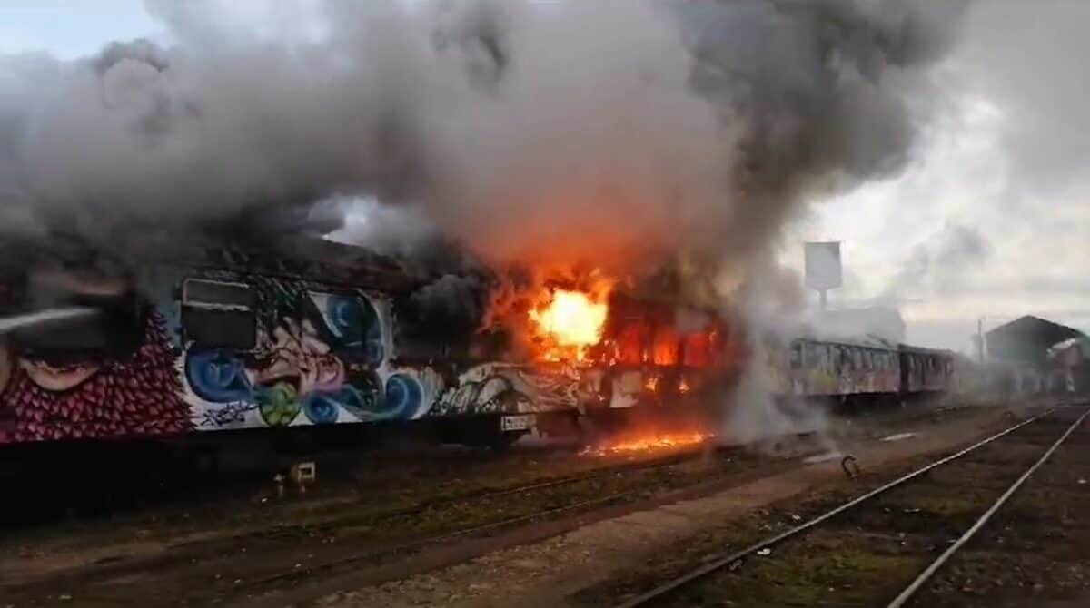 vagoane cuprinse de flăcări într-o gară din cluj. o persoană a avut nevoie de îngrijirea medicilor