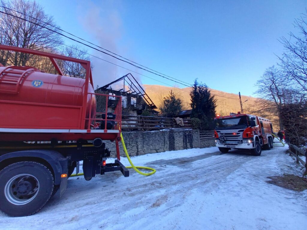 cabană făcută scrum pe valea lotrioarei din cauza unui coș de fum (foto)