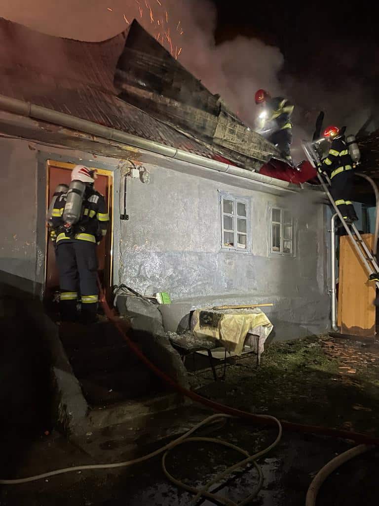 casă din rășinari cuprinsă de flăcări (video)