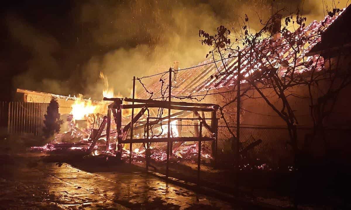 Incendiu puternic la Stejărișu, izbucnit de la un polizor