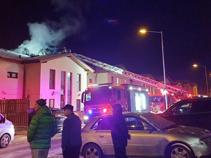 incendiu la acoperișul unei case de pe strada ogorului. cauza, coșul de fum neprotejat (foto)