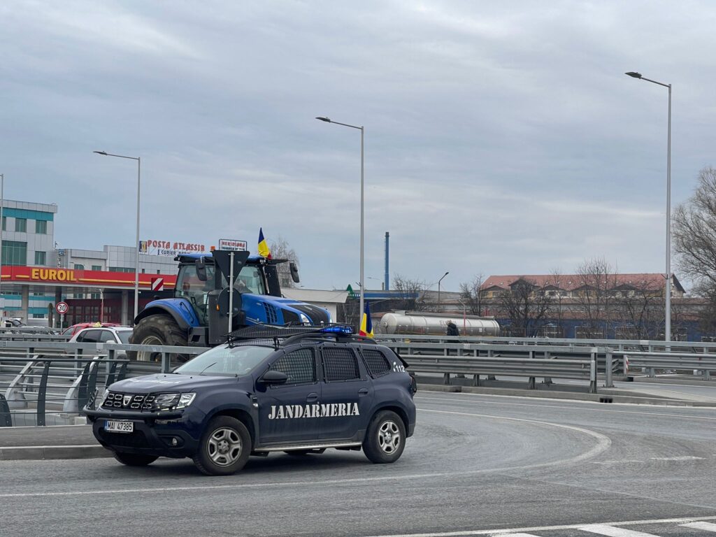 sibiul paralizat de protestul fermierilor. zeci de tractoare merg cu viteză mică pe principalele străzi din municipiu (foto, video)