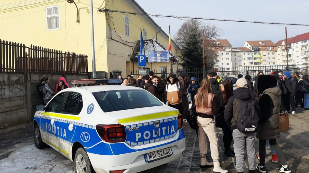 directorul liceului „terezianum”, despre elevele care au sărit pe geam la cămin, iar una și-a rupt piciorul. „este un eveniment regretabil” (foto, video)