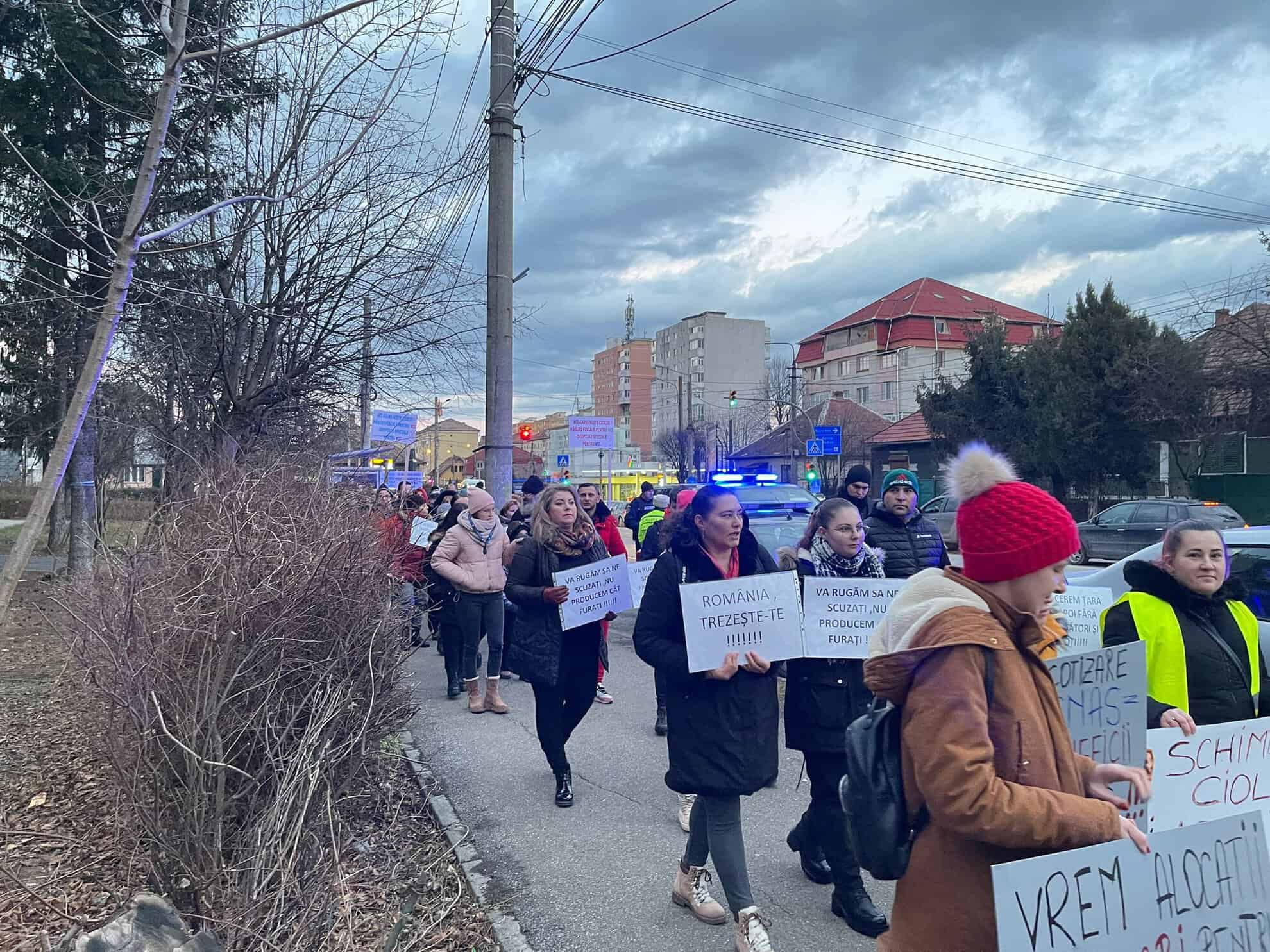 protest pe străzile sibiului. zeci de oameni la marșul împotriva măsurilor fiscale (video, foto)