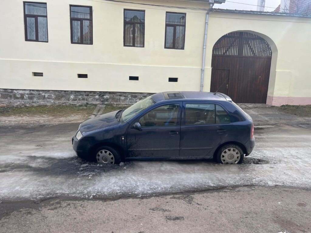 Drumul groazei la Apoldu de Sus. Un localnic și-a distrus mașina într-o groapă (video foto)